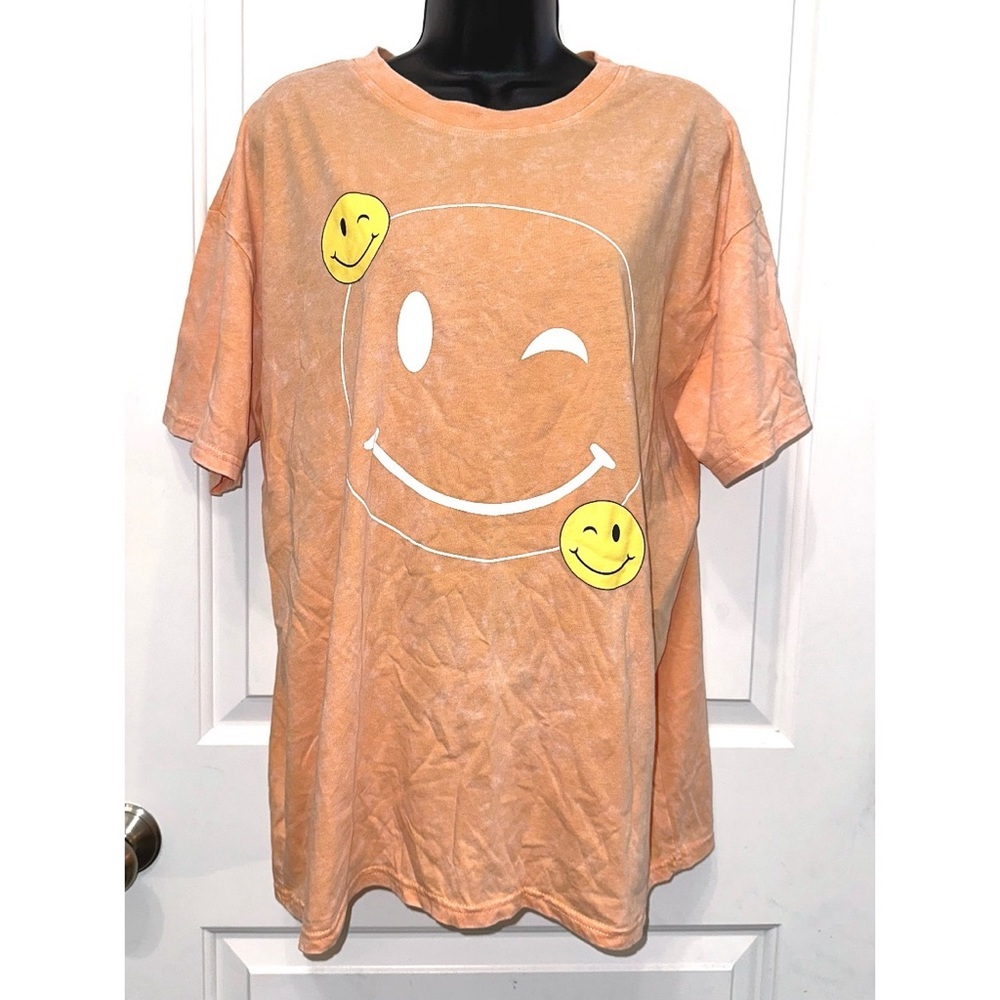 Orange Kiss Smiley Face Relaxed tee